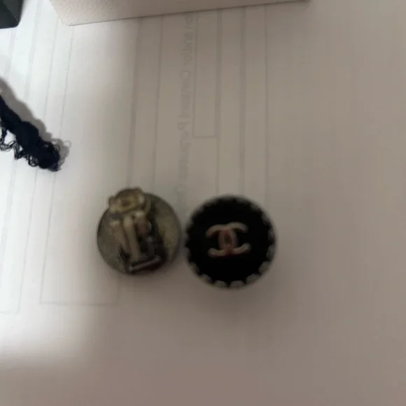 CHANEL Black and Silver Logo Stud Earrings! Vintage circa 1994 - Picture 3 of 3